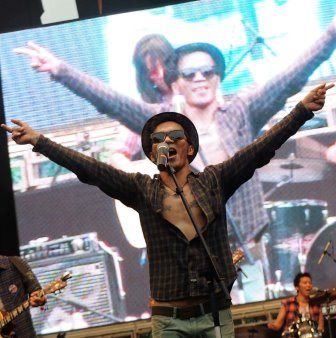 Aksi Kaka Slank pada Konser Revolusi Harmoni untuk Revolusi Mental (JIBI/Solopos/Antara/Teresia May)