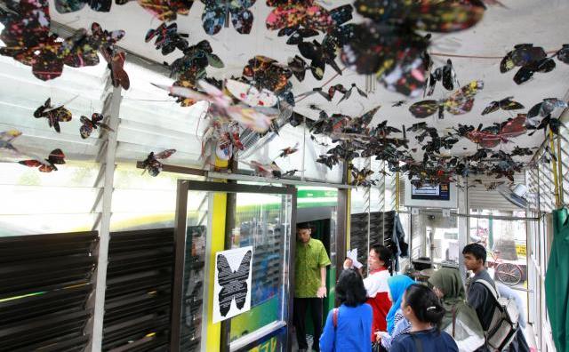 Sebuah karya instalasi kupu-kupu terlihat di langit-langit halte Trans Jogja di Jl Margomulyo, Jogja, Sabtu (14/6/2014). Seni instalasi karya Josep Rizal itu merupakan bagian dari Pameran Metamorphosis: Refleksi Keterkaitan Alam dan Seni. Displai pameran yang diletakkan pada ruang publik itu mampu menambah nuansa alami dan unik di tengah hiruk pikuk kehidupan warga perkotaan. (Desi Suryanto/JIBI/Harian Jogja)