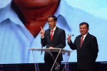 Pasangan peserta Pemilu Presiden dan Wakil Presiden (Pilpres) 2014 Joko Widodo-Jusuf Kalla, menjawab pertanyaan saat debat capres dan cawapres putaran pertama di Balai Sarbini Jakarta, Senin (9/6/2014). Debat kali ini merupakan debat tahap pertama yang menghadirkan pasangan capres dan cawapres dari lima kali debat yang dijadwalkan dengan tema yang Pembangunan Demokrasi, Pemerintahan yang Bersih, dan Kepastian Hukum. (Dwi Prasetya/JIBI/Bisnis)