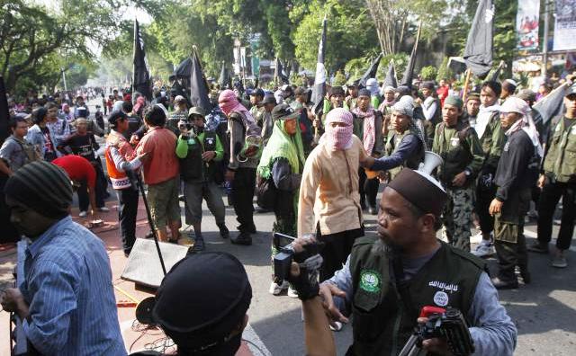 Laskar-Mengatasnamakan-Umat-Islam-Menebar-Ketegangan-di-CFD-Solo1.jpg