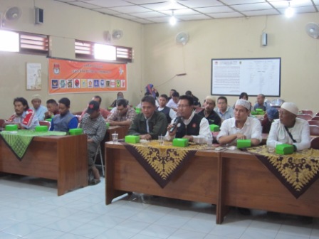 Sejumlah anggota organisasi masyarakat (ormas) Islam di Klaten mengadakan audiensi dengan anggota Komisi Pemilihan Umum (KPU) Klaten, Senin (23/6/2014). Mereka meminta seorang calon legislatif (caleg) terpilih yang digerebek warga karena berbuat asusila beberapa waktu lalu di salah satu kecamatan di Klaten tidak dilantik. (Ayu Abriani/JIBI/Solopos)