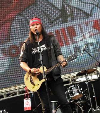 Aksi Roy Jeconiah pada Konser Revolusi Harmoni untuk Revolusi Mental (JIBI/Solopos/Antara/Teresia May)