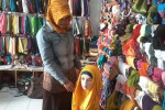 Seorang pembeli melihat-lihat kerudung Hana yang dijual di rumah Kerudung Jihan, Kartasura, Sukoharjo, Selasa (22/7/2014) (Ika Yunianti/JIBI/Harian Jogja)
