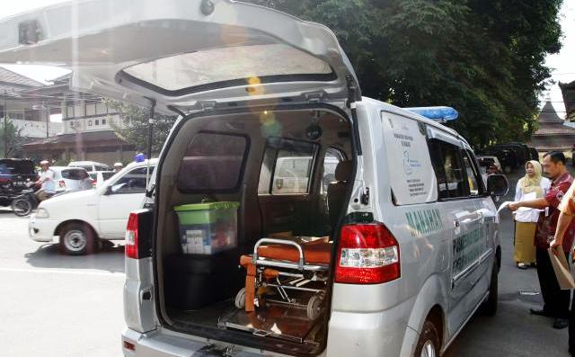 Petugas Dinas Kesehatan Kota Solo mengecek kelengkapan mobil ambulans di kompleks Balai Kota Solo, Jawa Tengah, Jumat (4/7/2014). Pengecekan mobil ambulans yang berjumlah 21 unit tersebut dilakukan sebagai bagian dari persiapan pelayanan kesehatan menghadapi pemungutan suara Pemilihan Umum Presiden dan Wakil Presiden (Pilpres) yang dijadwalkan berlangsung, Rabu (9/7/2014). Kesiapsiagaan itu sekaligus dilakukan menjelang datangnya masa arus mudik Lebaran 2014. (Ardiansyah Indra Kumala/JIBI/Solopos)