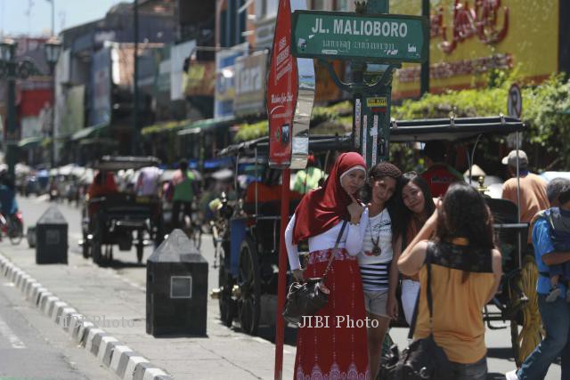 Sejumlah wisatawan berfoto bersama di Jalan Malioboro, Jogja. (Desi Suryanto/JIBI/Harian Jogja)