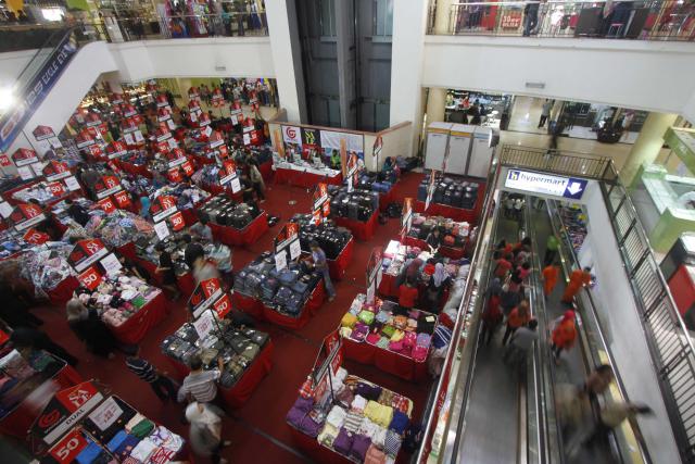 Calon pembeli memilih pakaian pada stan penjualan yang menawarkan diskon di Solo Grand Mall (SGM) Solo, Senin (21/7/2014). Pusat perbelanjaaan tersebut menerapkan potongan harga 50 hingga 70 persen untuk menarik minat masyarakat. (JIBI/Solopos/Septian Ade Mahendra)