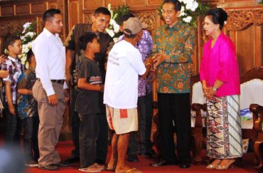 Begini suasana open house calon presiden terpilih Pilpres 2014 Joko Widodo alias Jokowi (kedua dari kanan) di Graha Sabha Buana, Sumber, Banjarsari, Solo, Jawa Tengah, Rabu (30/7/2014). (Ardiansyah Indra Kumala/JIBI/Solopos)