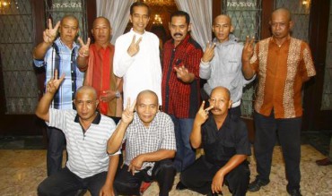 Calon presiden terpilih Joko Widodo alias Jokowi (atas, ketiga dari kiri) bersama Wali Kota Solo F.X. Hadi Rudyatmo alias Rudy (atas, ketiga dari kanan) berfoto bersama sukarelawan PDI Perjuangan saat bertemu di Rumah Dinas Wali Kota Solo Lodji Gandrung, Solo, Jawa Tengah, Sabtu (27/7/2014).(Abdullah Azzam/JIBI/Bisnis)