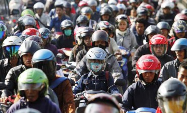 Ratusan pengguna jalan terjebak macet di Jl Kiai Mojo, kawasan Jembatan Mojo, Semanggi, Pasar Kliwon, Solo, Kamis (10/7/2014). Kemacetan itu dipicu perbaikan jalan yang dilakukan pemerintah daerah setempat. Kemacetan parah itu mulai terurai setelah sejumlah petugas Dishubkominfo dibantu warga dan polisi mengatur arus lalu lintas. (Ardiansyah Indra Kumala/JIBI/Solopos)