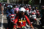 Ratusan pengendara sepeda motor antre mamasuki loket pintu masuk Taman Mini Indonesia Indah (TMII), Jakarta, Rabu (30/7/2014). Tempat rekreasi budaya Indonesia yang dibangun pada 1972 itu masih diminati pengunjung, baik dari luar kota maupun lokal Jakarta pada musim libur Lebaran 2014 ini. (Endang Muchtar/JIBI/Bisnis)