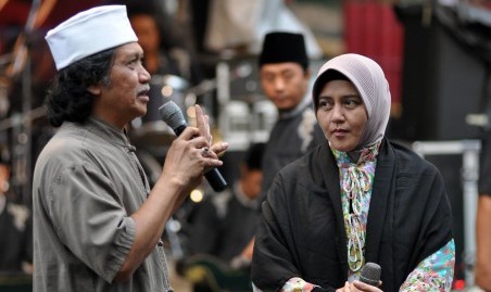 FOTO NGAJI BARENG CAK NUN : Emha dan Novia Tampil di Candi Borobudur 
