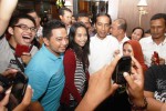 Warga berebut berfoto bersama dengan mantan wali kota Solo yang kini Gubernur DKI Jakarta dan telah dinobatkan sebagai calon presiden terpilih, Joko Widodo, Jumat (25/7/2014) malam. Malam ini Jokowi—sapaan akrabnya—pulang ke kampung halamannya di Solo dan berbuka puasa di Diamond Restaurant, Solo, Jawa Tengah. (Ardiansyah Indra Kumala/JIBI/Solopos)