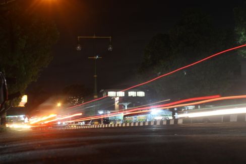 Sejumlah lampu PJU di jalur jalan Solo-Jogja, tepatnya di kawasan Delanggu padam. Akibatnya, kondisi jalan menjadi gelap gulita dan rawan kecelakaan. Foto diambil belum lama ini. (Shoqib Angriawan/JIBI/Solopos)