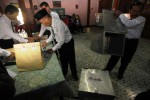 Warga menggunakan hak suara pada pemungutan suara ulang di Tempat Pemungutan Suara (TPS) 1 Dukuh, Mojolaban, Sukoharjo, Kamis (17/7/2014). Pemungutan suara ulang tersebut digelar karena adanya dugaan pelanggaran pidana pemilu yang dilakukan anggota kelompok penyelenggara pemungutan suara (KPPS) pada Pemilihan Umum Presiden dan Wakil Presiden (Pilpres) 2014, Rabu (9/7/2014) lalu. (Burhan Aris Nugraha/JIBI/Solopos)