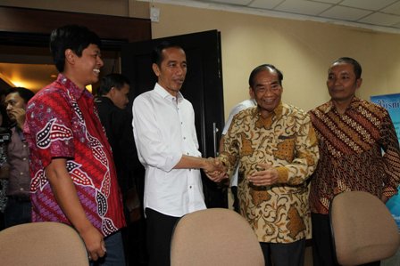 Calon presiden nomor urut 2 Joko Widodo (kedua dari kanan) berjabat tangan dengan Pemimpin Umum Harian Bisnis Indonesia Sukamdani Sahid Gitosardjono (kedua dari kiri) dengan disaksikan Wakil Pemimpin Redaksi Y. Bayu Widagdo (kiri) dan Pemimpin Redaksi Arief Budisusilo saat berkunjung ke Wisma Bisnis Indonesia di Jakarta, Senin (21/7/2014). Dalam kunjungannya ke kantor redaksi Harian Bisnis Indonesia itu, Jokowi bersama jajaran pemimpin serta seluruh staf Harian Bisnis Indonesia menginventarisasi sejumlah masalah yang membelit bangsa, yakni masalah infrastruktur, lamanya perizinan usaha, ketersediaan listrik, serta pemborosan anggaran negara. (JIBI/Bisnis/Dedi Gunawan)