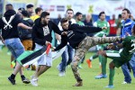 Suporter pro Palestina menyerang pemain Klub asal Israel, Maccabi Haifa dalam laga persahabatan di Austria. (JIBI/Dailymail)