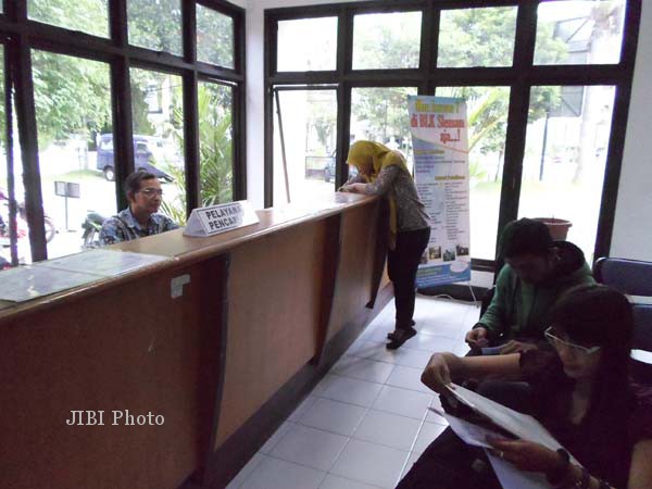 Layanan pembuatan kartu kuning di Kantor Dinas Nakersos Sleman sebelum libur lebaran, Jumat (25/7/2014). (Rima Sekarani I.N./JIBI/Harian Jogja)