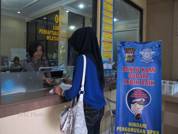 Seorang warga tengah mengambil BPKB di loket pengambilan BPKB, Ditlantas Polda DIY, Jumat (15/8). Meski dijadwalkan pengambilan serentak pada Senin pekan depan tapi beberapa warga yang datang tetap dilayani lebih awal untuk mengantisipasi membludaknya antrian. Sebanyak 20.000 BKPB diterbitkan setelah sempat tertunda selama beberapa bulan. (JIBI/Harian Jogja/Humas Ditlantas Polda DIY)