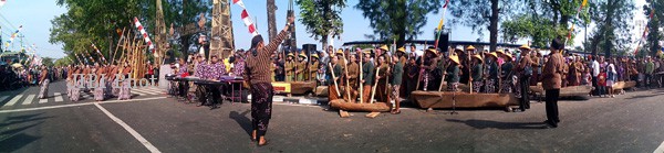 Parade Gejog Lesung dengan kolaborasi kelompok penyanyi yang tampil memeriahkan pembukaan Festival Kesenian Yogyakarta (FKY) di Kulonprogo, Jumat (29/8/2014) di Alun-alun Wates. (JIBI/Harian Jogja/Holy Kartika N.S)