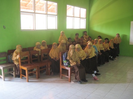 Siswa kelas IIIB MIN Gabugan, Tanon, Sragen, menempati kursi yang baru saja 
tiba di sekolah tersebut, Kamis (21/8/2014). Sebelumnya, puluhan siswa MIN tersebut terpaksa belajar dengan lesehan. (Taufiq Sidik Prakoso/JIBI/Solopos)