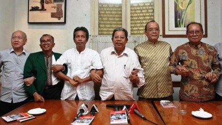 Tokoh senior dan pendiri Partai Persatuan Pembangunan (PPP) Rodja (tengah), bersama Ketua Umum Gerakan Pemuda Ka’bah Syahrial Agamas (kedua dari kanan), dan anggota lain Forum Penyelamatan PPP Ubaidillah Murod (kanan), Joko Kertopati (kedua dari kiri), A. Turmudzi (kedua dari kiri), serta Joko Tenggono (kiri) saling mengaitkan tangan seusai menggelar konferensi pers menyikapi kondisi PPP pascasidang MK terkait sengketa Pilpres 2014. Konferensi pers itu digelar di Jakarta, Jumat (22/8/2014). (JIBI/Solopos/Antara/Reno Esnir)