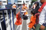 Petugas Dinas Perhubungan, Komunikasi dan Informatika (Dishubkominfo) Solo memasang separator di zebra cross atau tempat penyeberangan Jl Urip Sumoharjo, Pasar Gede, Solo, Jawa Tengah, Jumat (1/8/2014). Pemasangan separator tersebut terkait dengan maraknya pengguna sepeda motor maupun pengemudi becak yang menggunakan zebra cross untuk memutar arah. (Ardiansyah Indra Kumala/JIBI/Solopos)