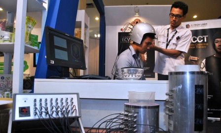 Peserta pameran dari Indonesia memperagakan alat pendeteksi untuk penderita kanker dalam Pameran Ilmu Pengetahuan dan Teknologi ASEAN ke-9 di Botani Square, Kota Bogor, Jawa Barat, Sabtu (23/8/2014). Pameran yang diikuti peserta dari Indonesia, Malaysia, Brunei Darussalam, Filipina, Vietnam, Jepang, dan Tiongkok itu bertujuan menunjukkan kemajuan dan potensi ilmu pengetahuan dan teknologi yang dihasilkan oleh negara anggota ASEAN. (JIBI/Solopos/Antara/Arif Firmansyah)