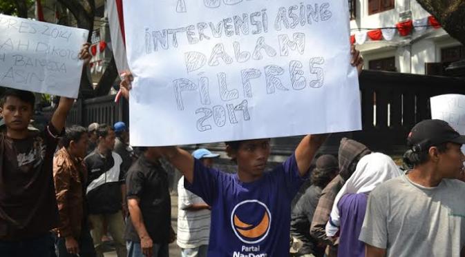 Demo Tolak Hasil Pilpres, Peserta Aksi Ini Malah Pakai Kaus Partai Nasdem