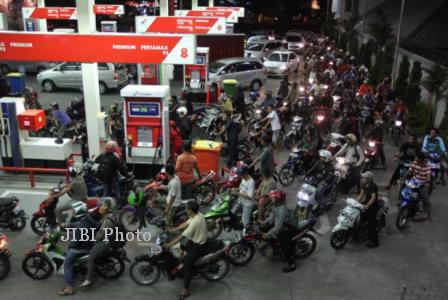 Ilustrasi antrean konsumen BBM di SPBU. (JIBI/Bisnis/Rahmatullah)