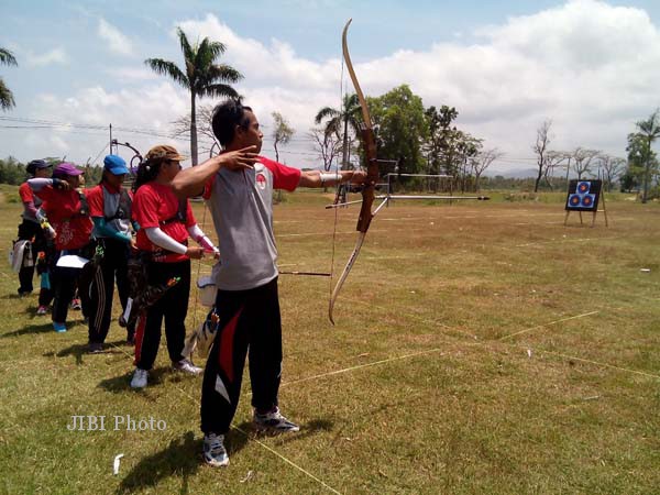 Para atlet panahan saat mengikuti kejuaraan Porkab Kulonprogo di Lapangan Tayuban, Panjatan, pekan lalu. (JIBI/Harian Jogja/Holy Kartika N.S)