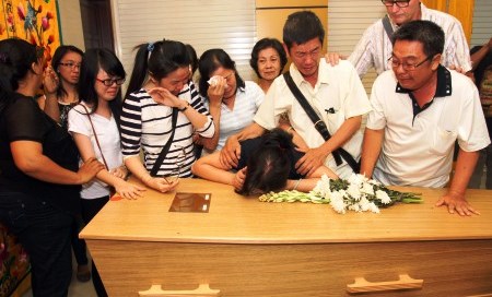 Keluarga Hendry, penumpang pesawat Malaysia Airlines dengan nomor penerbangan MH17 histeris ketika jenazah anggota keluarga mereka itu tiba untuk disemayamkan di Yayasan Sosial Rumah Duka Medan Murni, Sumatra Utara, Minggu (31/8/2014). Hendry yang merupakan warga Kota Medan adalah satu dari 12 warga negara Indonesia penumpang pesawat Malaysia Airlines yang jatuh karena ditembak di wilayah udara Ukraina, pertengahan Juli 2014 lalu. (JIBI/Solopos/Antara/Irsan Mulyadi)