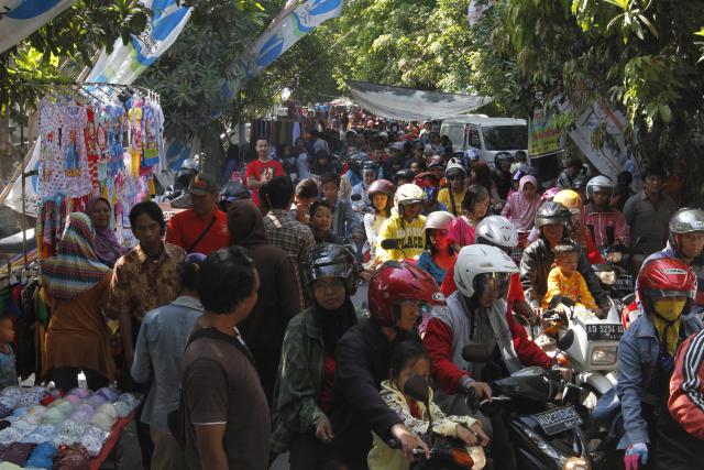 Warga memadati Jl. R.M. Said yang mendadak menjadi kawasan jualan pedagang kaki lima (PKL), Manahan, Solo, Minggu (14/9/2014). Sejumlah PKL Sunday Market mengaku terpaksa menggelar dagangan ditempat tersebut karena tidak diperbolehkan berjualan di kawasan Stadion Manahan. Tidak diadakannya Sunday Market selama bulan September tersebut terkait perhelatan The 38th CISM World Military Parachutting Championship 2014. (Ardhiansyah IK/JIBI/Solopos)