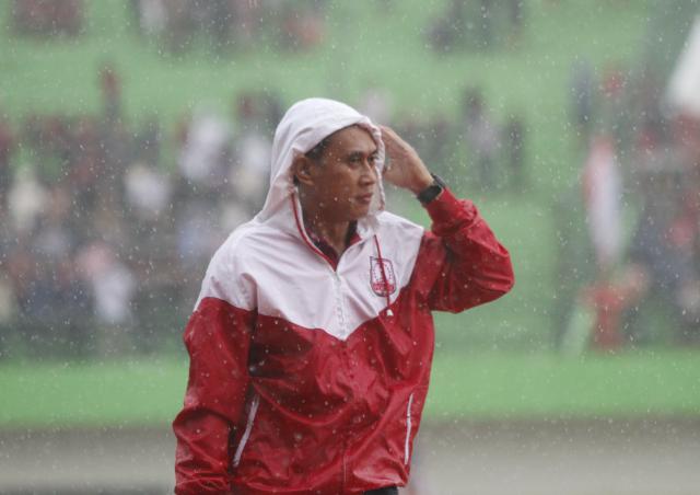 Pelatih Persis Solo Widyantoro sedang mengamati anak buahnya bermain. JIBI/Solopos/Dok