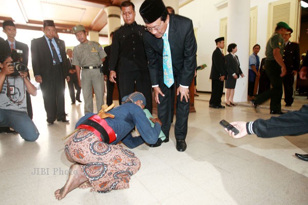 KISAH ABDI DALEM Cium Kaki Sultan Tuntut Keadilan KISAH ABDI DALEM Cium Kaki Sultan Tuntut Keadilan