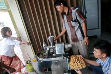 HARIANJOGJA/GIGIH M. HANAFI Andang Ismail (tengah) pencipta alat pencetak donat menunjukkan proses kerja alat tersebut usai menerima penghargaan juara pertama pada Lomba Cipta Disain alat tepat guna yang di selenggarakan oleh Balai Pengembangan Teknologi Tepat Guna DInas Perindagkop dan UKM DIY di Jl. AM. Sangaji, JOgja, Kamis (9/10.