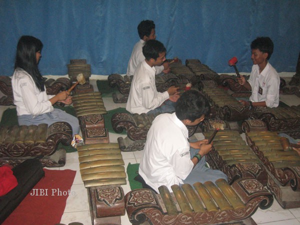 Sejumlah siswa SMKI Bantul berlatih menabuh gamelan, Selasa (28/10/2014). (JIBI/Harian Jogja/Arif Wahyudi)