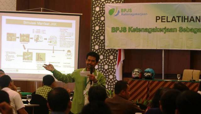 Kepala Cabang Badan Penyelenggara Jaminan Sosial (BPJS) Ketenagakerjaan Wilayah Solo, Sragen, Karanganyar, Wonogiri, dan Sukoharjo, Supritanto, menyampaikan materi dalam Pelatihan Safety Riding di Syariah Hotel Solo, Sukoharjo, Selasa (28/10/2014). Pelatihan yang diisi sosialisasi dari BPJS Ketenagakerjaan tersebut terkait tingginya angka kecelakaan di jalan raya. (Ardiansyah Indra Kumala/JIBI/Solopos)