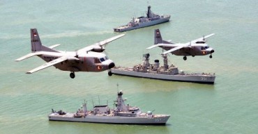 FOTO HARI TNI 2014 : Begini Indahnya Formasi Alutsista TNI AL Dua pesawat Casa NC212 milik Skuadron Udara 600 Wing Udara 1 Puspenerbal, melakukan terbang formasi melintas di atas Pulau Kambing. Sebagai latar belakang tampak tiga kapal perang Republik Indonesia (KRI) yang mengarungi Laut Jawa. Momentum formasi indah alat utama sistem persenjataan (alutsista) TNI itu ditangkap saat gladi resik peringatan HUT Ke-69 TNI, Sabtu (4/10/2014). (JIBI/Solopos/Antara/M. Risyal Hidayat)