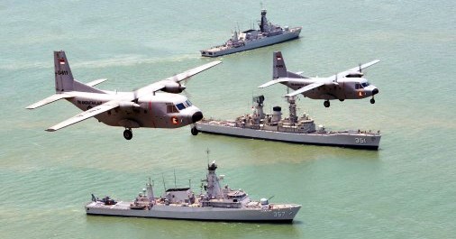 Dua pesawat Casa NC212 milik Skuadron Udara 600 Wing Udara 1 Puspenerbal, melakukan terbang formasi melintas di atas Pulau Kambing. Sebagai latar belakang tampak tiga kapal perang Republik Indonesia (KRI) yang mengarungi Laut Jawa. Momentum formasi indah alat utama sistem persenjataan (alutsista) TNI itu ditangkap saat gladi resik peringatan HUT Ke-69 TNI, Sabtu (4/10/2014). (JIBI/Solopos/Antara/M. Risyal Hidayat)