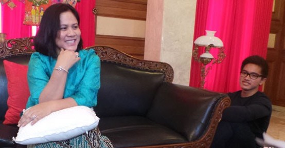 Hasil gambar untuk iriana jokowi dan kaesang