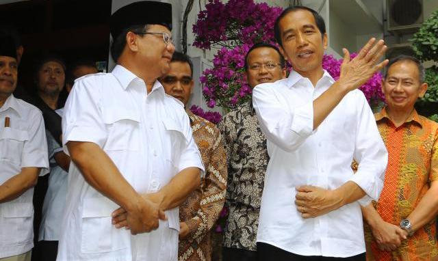 Calon presiden terpilih Joko Widodo alias Jokowi (kanan) akrab bercakap-cakap dengan ketua umum Partai Gerindra yang menjadi rivalnya pada dalam Pilpres 2014 lalu Prabowo Subianto kala bertemu di rumah Kertanegara, Jakarta Selatan, Jumat (17/10/2014). Dalam kesempatan itu, Prabowo mengucapkan selamat atas terpilihnya Jokowi sebagai presiden ketujuh Indonesia. (Rahmatullah/JIBI/Bisnis)