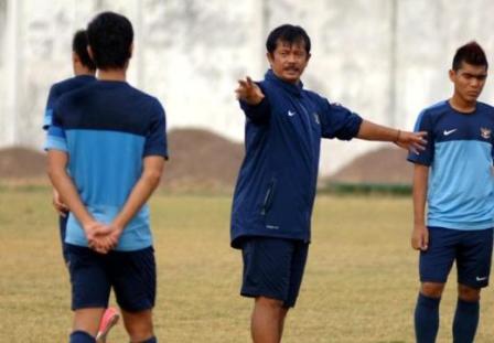 Pelatih Timnas U-19 Indra Sjafri sedang memberi pengarahan kepada anak didiknya. JIBI/Antara/Dok