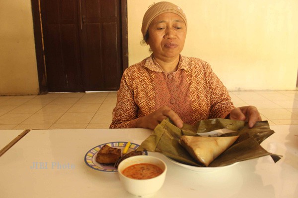 Padmi menyajikan sompil yang merupakan makanan khas Kecamatan Patuk. (JIBI/Harian Jogja/Kusnul Isti Qomah)