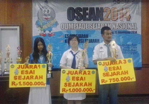 Pratika Rizki Dewi (paling kiri), siswi SMAN 2 Solo yang juga personel Wartawan Siswa (Wasis) Solopos saat sesi penyerahan hadiah dalam lomba esai sejarah tingkat nasional di Universitas Negeri Semarang (Unnes) belum lama ini. (Istimewa) Pratika Rizki Dewi (paling kiri), siswi SMAN 2 Solo yang juga personel Wartawan Siswa (Wasis) Solopos saat sesi penyerahan hadiah dalam lomba esai sejarah tingkat nasional di Universitas Negeri Semarang (Unnes) belum lama ini. (Istimewa)