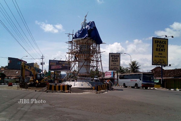 Replika patung Monumen Nyi Ageng Serang telah terpasang di atas menara monumen dan mulai menjadi daya tarik bagi para pengguna jalan yang melintasi kawasan Simpang Lima Karangnongko, Selasa (16/12/2014). (JIBI/Harian Jogja/Holy Kartika N.S.)