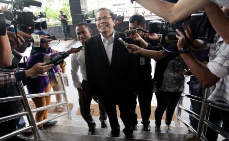 Mantan Menteri Koordinator Bidang Perekonomian era Presiden Abdurrahman Wahid (Gus Dur) Rizal Ramli menjawab pertanyaan wartawan saat mendatangi Gedung Komisi Pemberantasan Korupsi (KPK), Jakarta, Senin (22/12/2014). Rizal Ramli mendatangi KPK untuk diperiksa sebagai saksi untuk lanjutan penyelidikan kasus dugaan korupsi terkait penerbitan Surat Keterangan Lunas (SKL) penyelesaian Bantuan Likuiditas Bank Indonesia (BLBI). Sejumlah mantan menteri juga pernah menjalani tahapan seperti Rizal Ramli sebelumnya, seperti Dorojatun Kuntjoro Jakti dan Laksamana Sukardi. (JIBI/Solopos/Antara/Muhammad Adimaja)