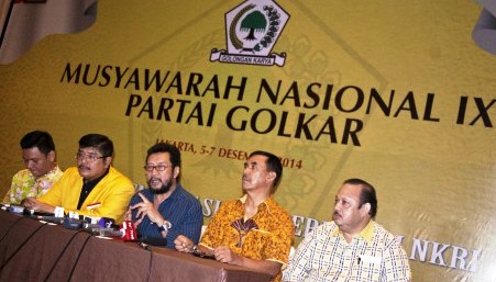 Ketua Penyelenggara Musyawarah Nasional (Munas) IX Partai Golkar Yoris Raweyai (tengah) didampingi Sekretaris Presidium Penyelamat Partai Golkar Tubagus Ace (kiri), Ketua Organizing Committee Munas IX Partai Golkar Djasri Marin (kedua dari kiri), Ketua Steering Committee Munas IX Partai Golkar Ibnu Mundzir (kedua dari kanan), dan Sekretaris Organizing Committee Munas IX Partai Golkar Ricky Rahmadi (kanan) menggelar jumpa pers menjelang pelaksanaan Munas IX Partai Golkar di Jakarta, Sabtu (6/12/2014). Munas yang diadakan oleh Presidium Penyelamat Partai Golkar itu akan melakukan pemilihan ketua umum Partai Golkar periode 2014-2019. (JIBI/Solopos/Antara/Vitalis Yogi Trisna)