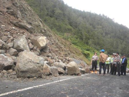 Kepala Kepolisian Resort (Kapolres) Karanganyar, AKBP Martireni Narmadiana, meninjau lokasi tebing longsor di jalan tembus Tawangmangu-Magetan, Jumat (12/12/2014). Dia meminta jalan tersebut ditutup untuk sementara waktu, hingga kondisi jalan aman. (Bayu Jatmiko Adi/JIBI/Solopos)