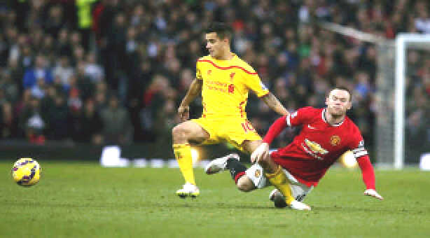 Pemain MU Wayne Rooney (Ka) duel melawan pemain Liverpool Philippe Coutinho. JIBI/Rtr/Phil Noble