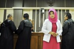 Mantan Bupati Karanganyar Rina Iriani yang menjadi terdakwa dalam kasus dugaan korupsi subsidi perumahan bersubsidi Griya Lawu Asri (GLA) Karanganyar mengikuti sidang dengan agenda pemeriksaan terdakwa, di Pengadilan Tipikor Semarang, Jawa Tengah, Selasa (16/12/2014). Dalam persidangan itu, Rina membantah telah menerima aliran dana proyek yang dibiayai Kementerian Perumahan Rakyat tersebut. (JIBI/Solopos/Antara/R. Rekotomo)